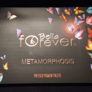 Eyeshadow palette with extras